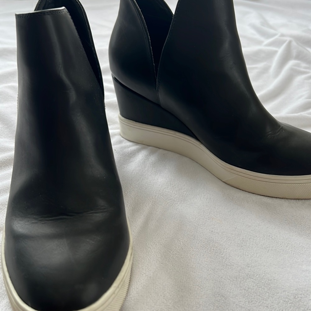 Fun heeled black sneakers